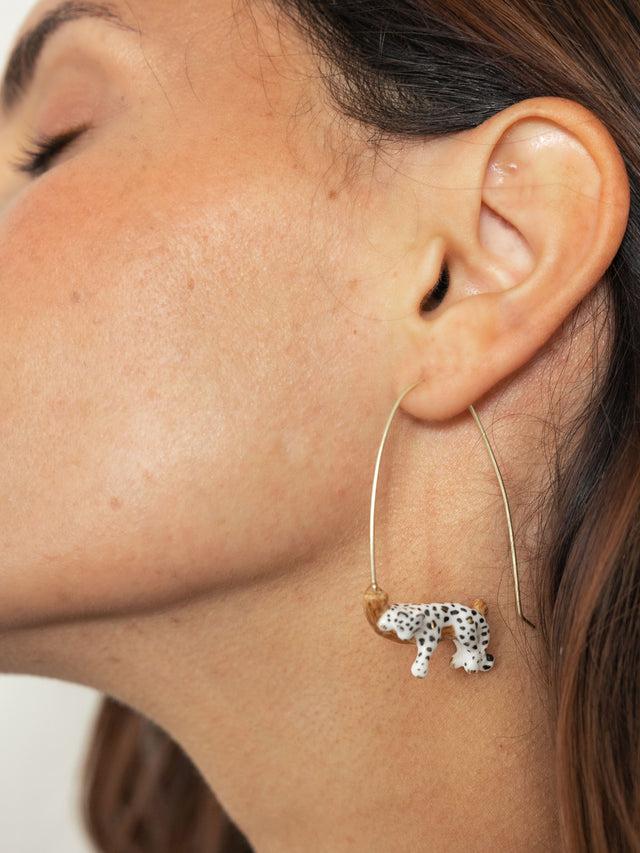 Nach Bijoux Boucles D'oreilles Pendantes Léopard Blanc Sur Sa Branche
