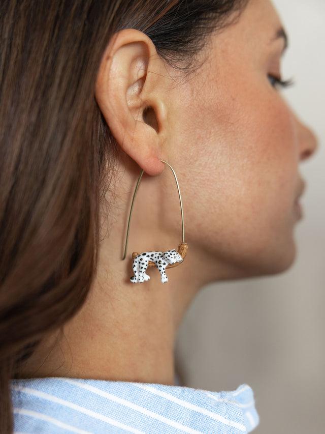 Nach Bijoux Boucles D'oreilles Pendantes Léopard Blanc Sur Sa Branche