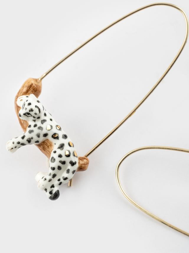 Nach Bijoux Boucles D'oreilles Pendantes Léopard Blanc Sur Sa Branche