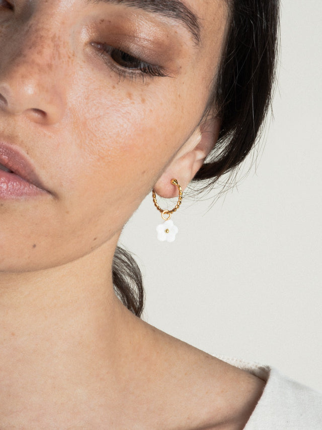 Nach Bijoux Mini Créole Fleur Blanche - Vendue à L'unité