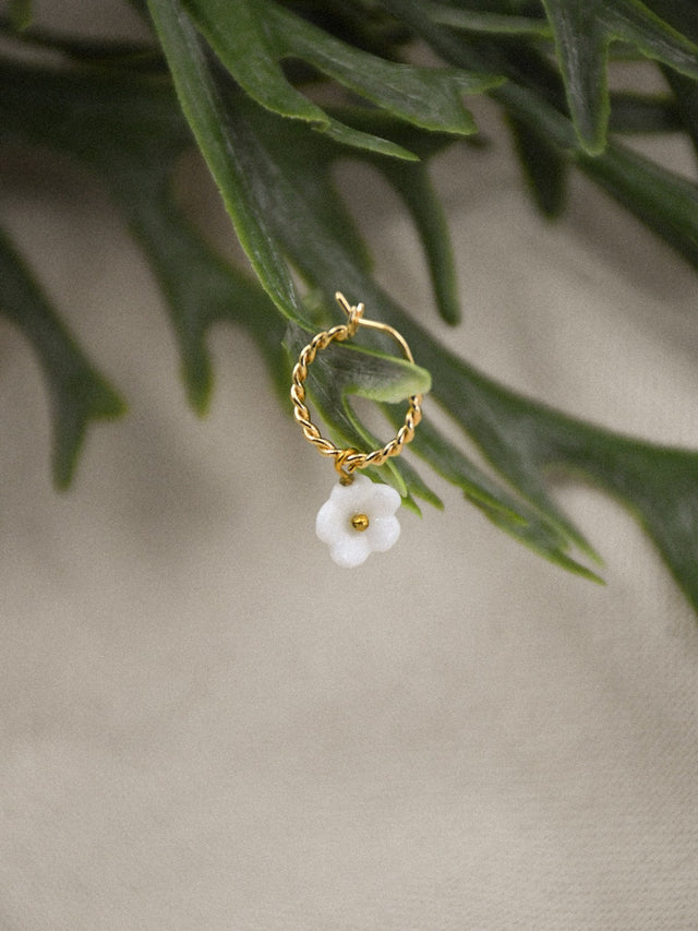Nach Bijoux Mini Créole Fleur Blanche - Vendue à L'unité