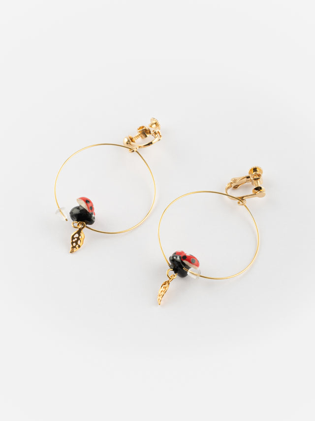 nach bijoux Petites créoles à clip feuille & coccinelle