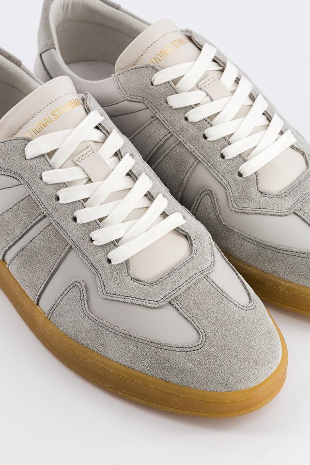 National Standard Sneakers Basses En Cuir Nappa Gris Avec Empiétement Veau Velours Gris