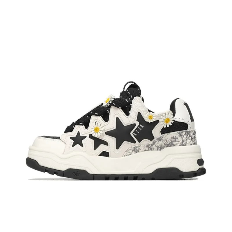 opp france Black and white flower and star decorated trendy men’s and women’s casual shoes