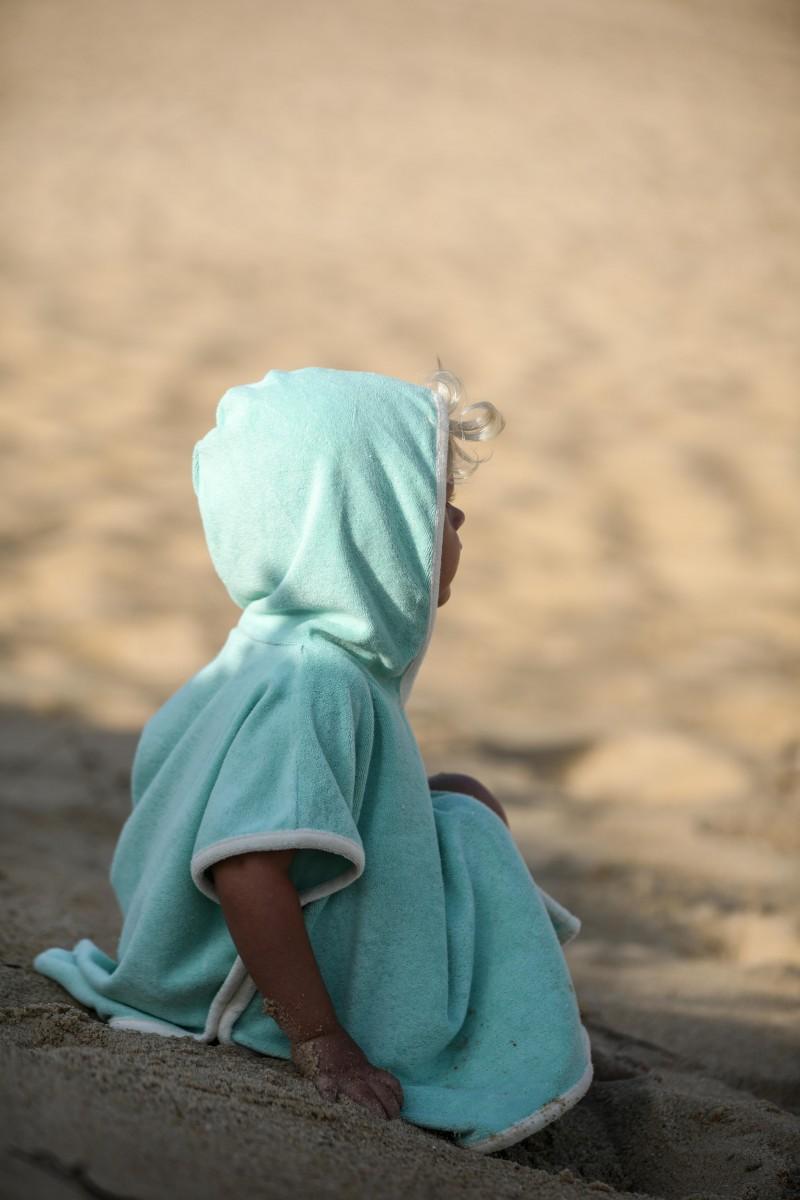 Pantaï Poncho "Baby Surfer"