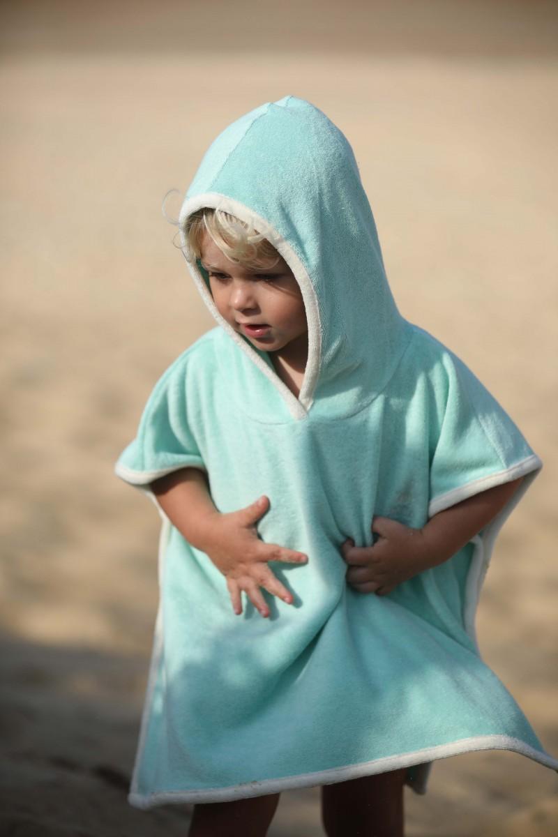 Pantaï Poncho "Baby Surfer"