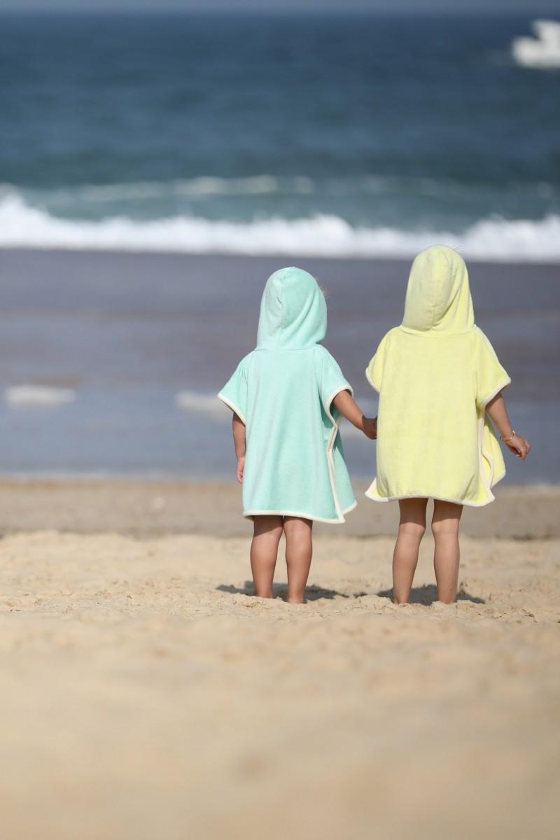 pantaï Poncho "Baby surfer"