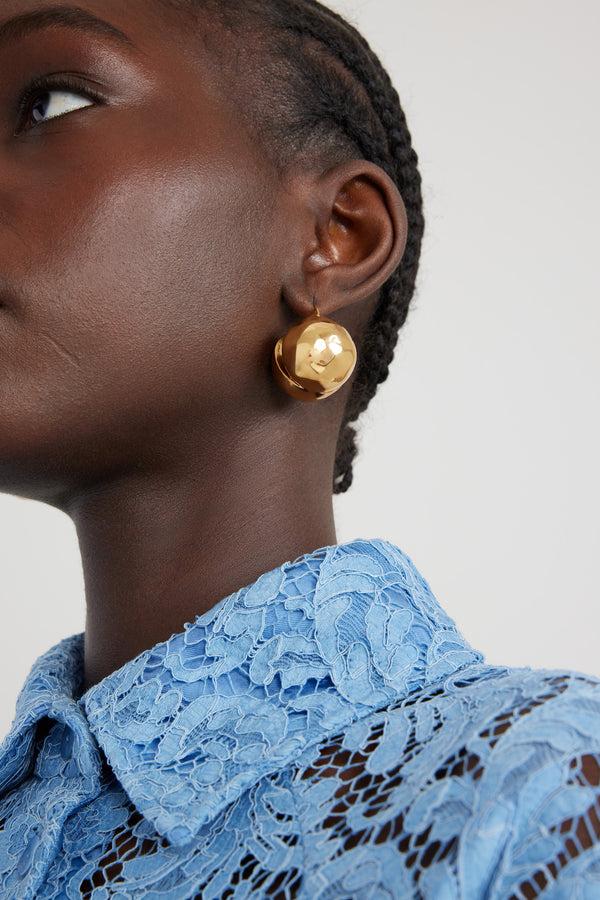 Patou Boucles D'oreilles Boules Martelées En Laiton Doré