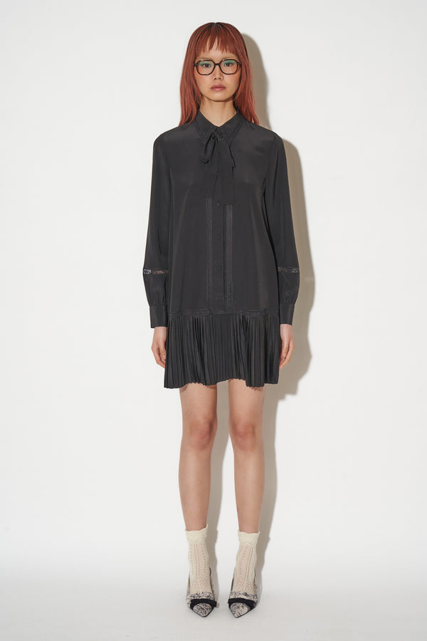 paul & joe Robe chemisier courte avec bas plissé en soie paul & joe Robe chemisier courte avec bas plissé en soie
