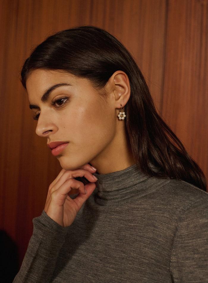 Petite Mendigote Angelina - Boucles D'oreilles Fleurs En Laiton Plaqué Or