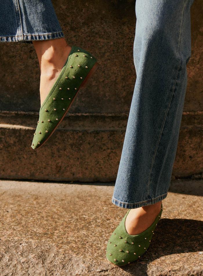 Petite Mendigote Coralie - Ballerines Vertes à Clous En Suède