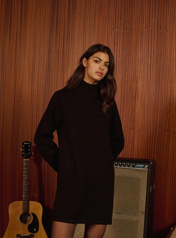 Petite Mendigote Roxane - Robe Pull D'hiver Courte Noire à Col Montant