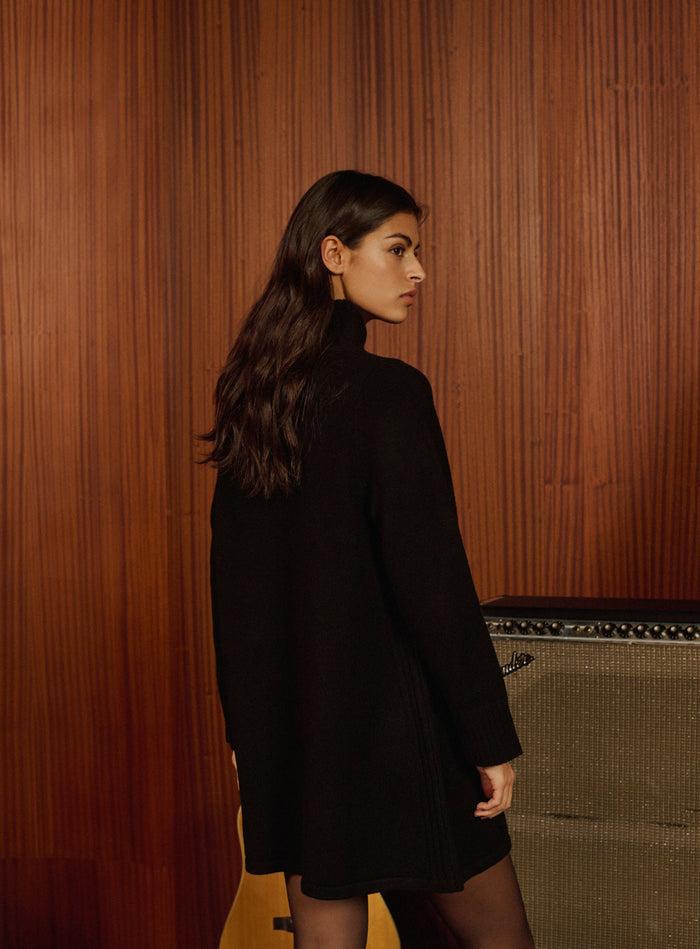 Petite Mendigote Roxane - Robe Pull D'hiver Courte Noire à Col Montant