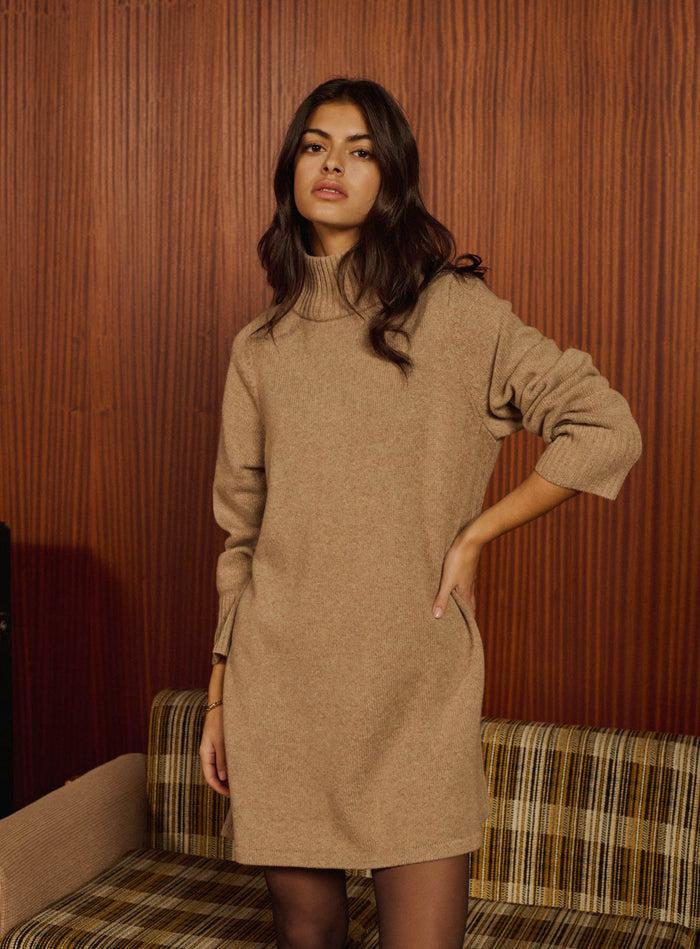 Petite Mendigote Roxane - Robe Pull D'hiver Courte Taupe à Col Montant