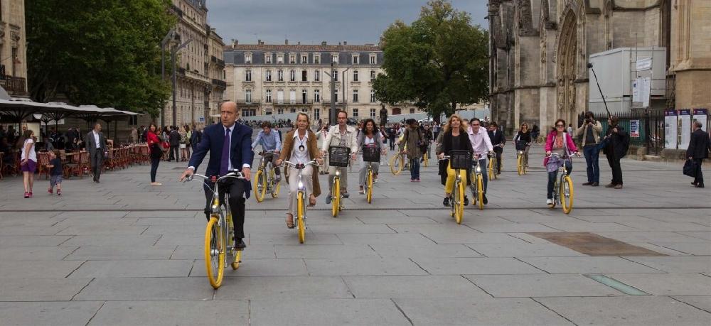 Philippe Starck Les Premiers Pibal Arrivent à Bordeaux
