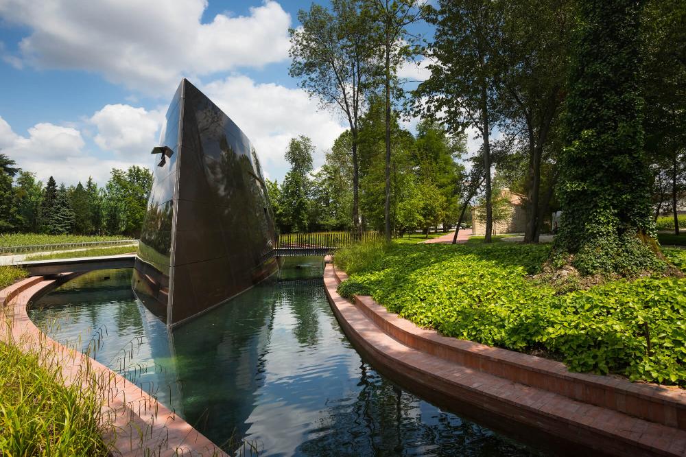 Philippe Starck CHAI Chateau Les Carmes Haut-Brion