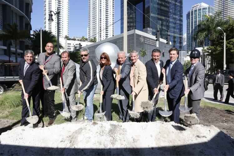 Philippe Starck Pose De La 1ère Pierre Du SLS Brickell Hotel & Residences Miami Designé Par Philippe Starck