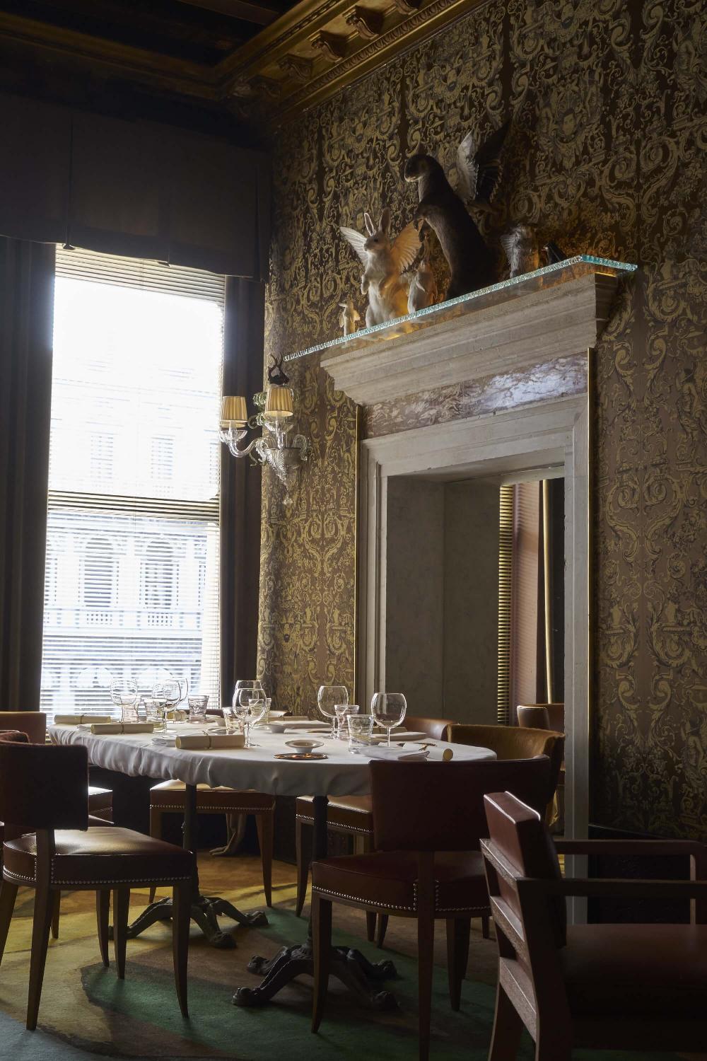 Philippe Starck QUADRI UNE MERVEILLE VÉNITIENNE OÙ MYSTÈRE POÉSIE ET MAGIE REVELENT UNE CUISINE ITALIENNE EXTRAORDINAIRE