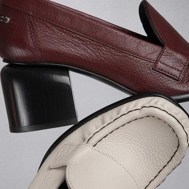 Pierre Hardy MOCASSIN À TALON ROMY Cuir De Chevreau Grainé Blanc Cassé