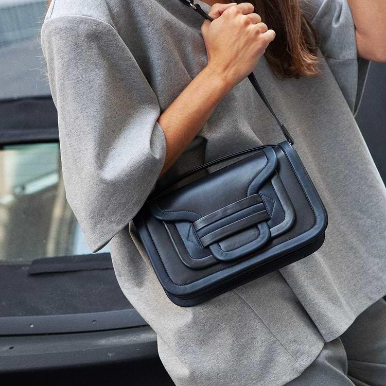 Pierre Hardy SAC À MAIN ALPHA MAXI Cuir D'agneau Noir Et Bleu Marine