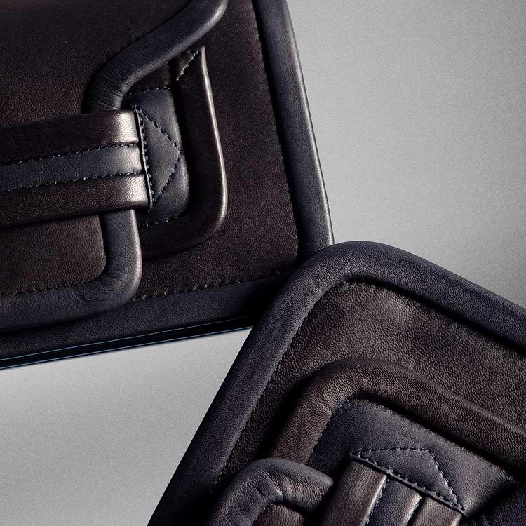 Pierre Hardy SAC À MAIN ALPHA MAXI Cuir D'agneau Noir Et Bleu Marine