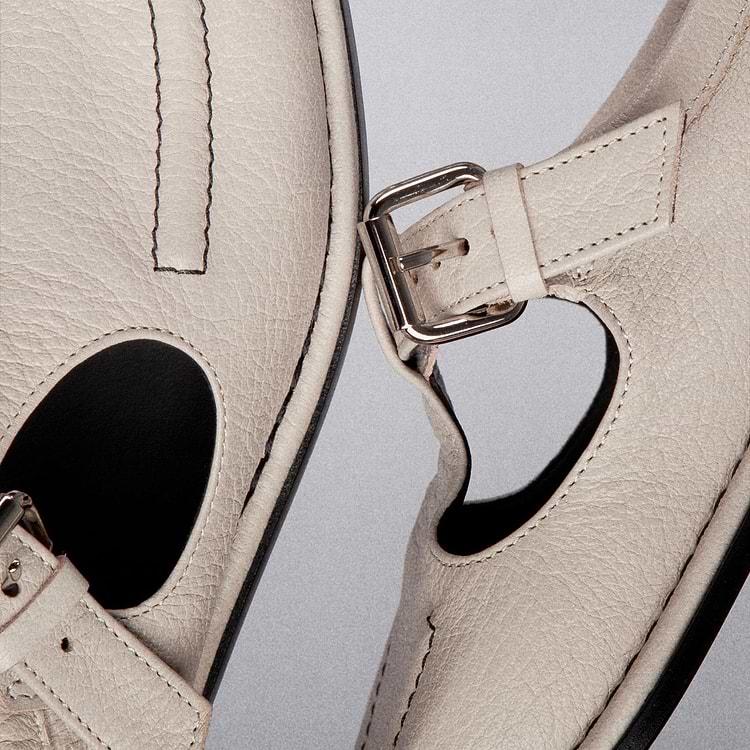 Pierre Hardy SANDALE MODICA Cuir De Chèvre Grainé Blanc Cassé Et Coutures Noires