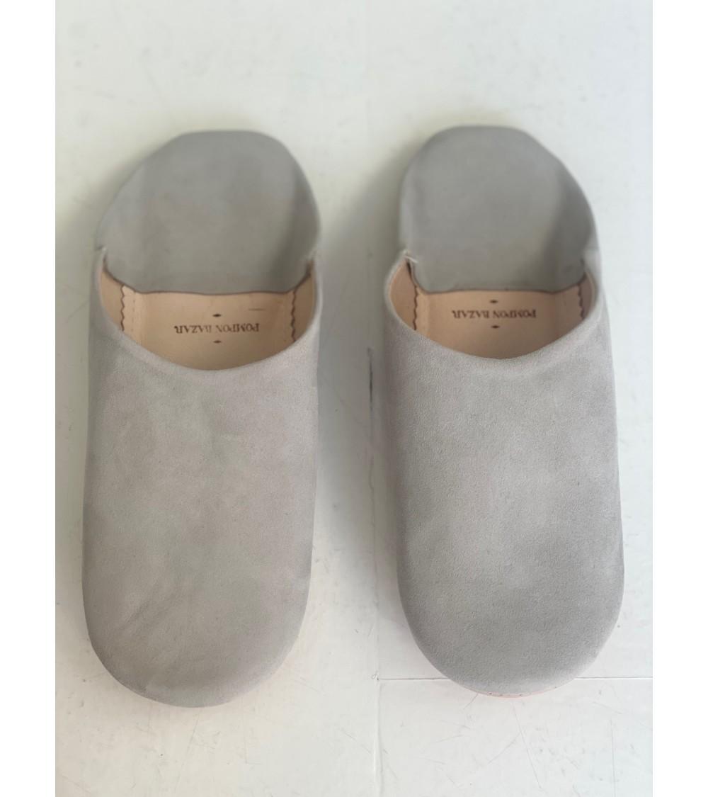 pompon bazar BABOUCHES en DAIM de COULEUR GRIS CLAIR