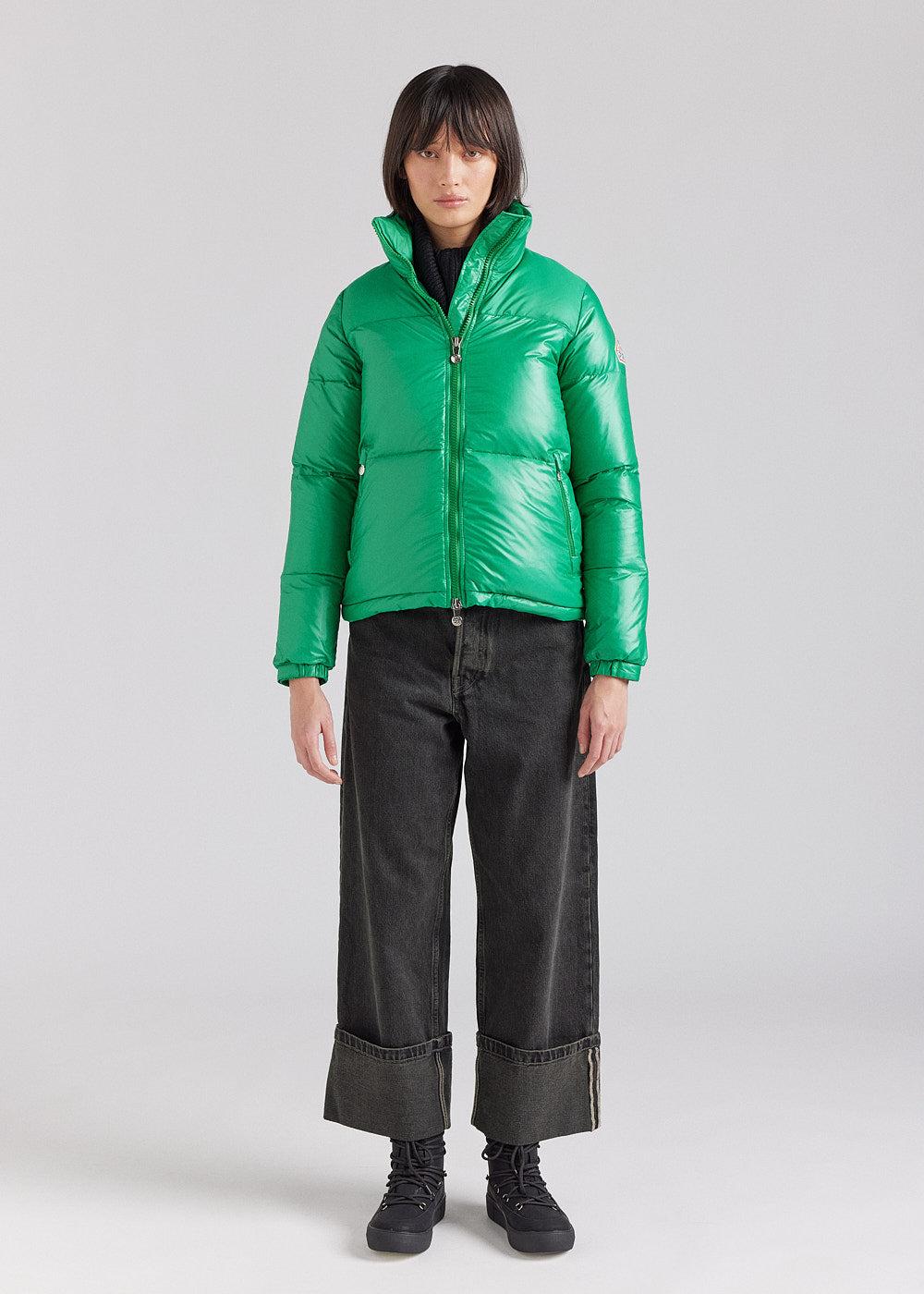 Pyrenex Doudoune Courte Et Brillante Pour Femme Pyrenex Goldin Verte