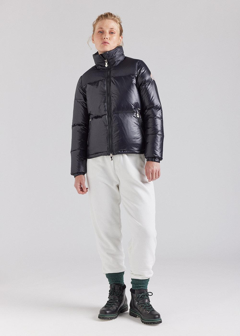 Pyrenex Doudoune Courte Et Brillante Pour Femme Pyrenex Goldin Noire