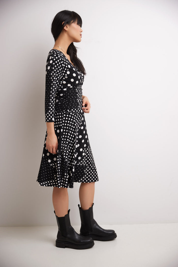 Rekucci Form-fitting 3/4 Sleeve Dress With Ruching Black/white-dot-mix