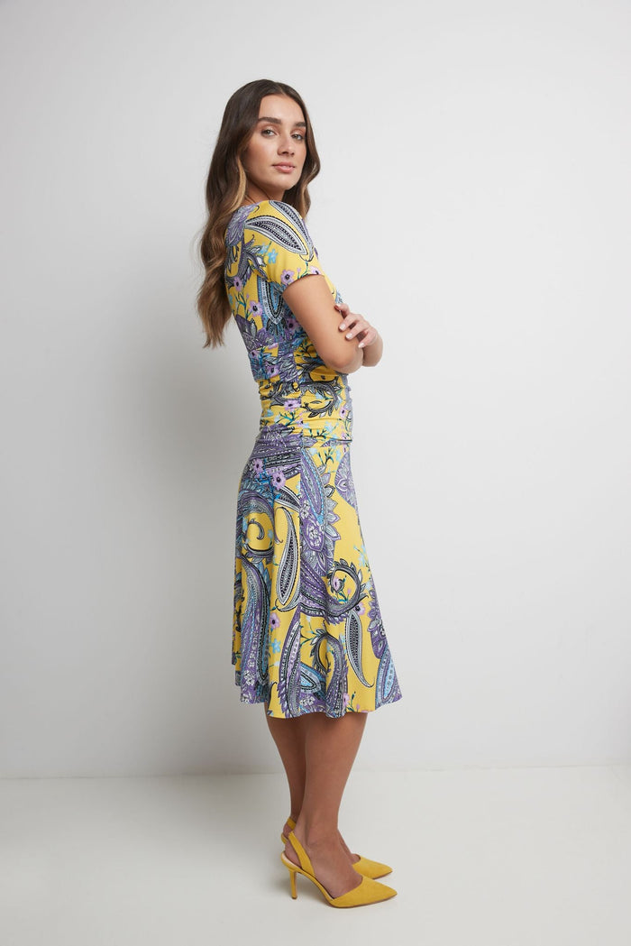 Rekucci Form-fitting Short Sleeve Dress With Ruching Sunshine-paisley