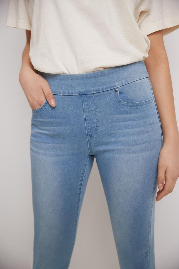 Rekucci Rekucci Women's Pull-On Skinny Fit Jean Capri With Cuff Light-wash