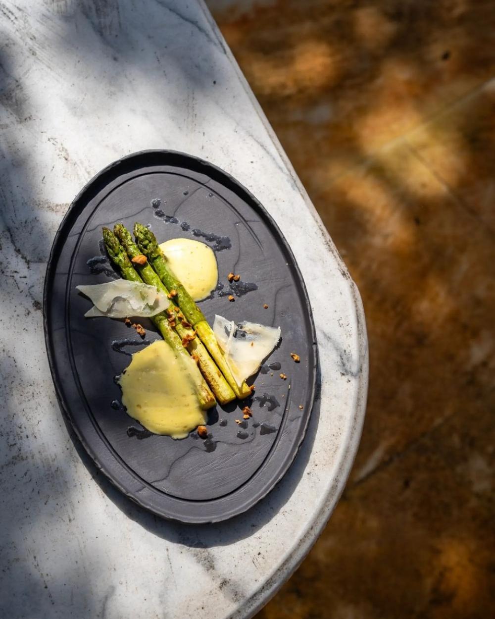 Revol Basalt Assiette à Steak Bords Relevés 33 CM