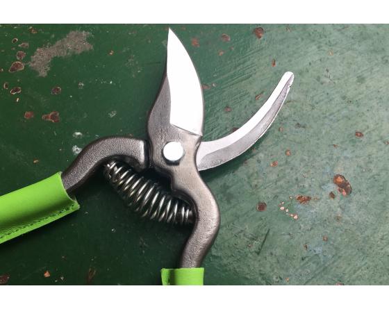 Sabatier Sécateur De Jardin 18 Cm - Revêtement Des Branches En Cuir VERT Locau -Thiers - 30267