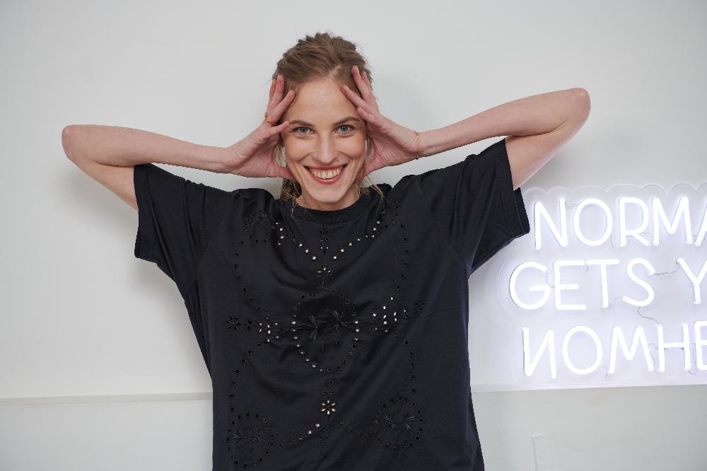 Sarah De Saint Hubert DAISY EMBROIDERED T-SHIRT - Black