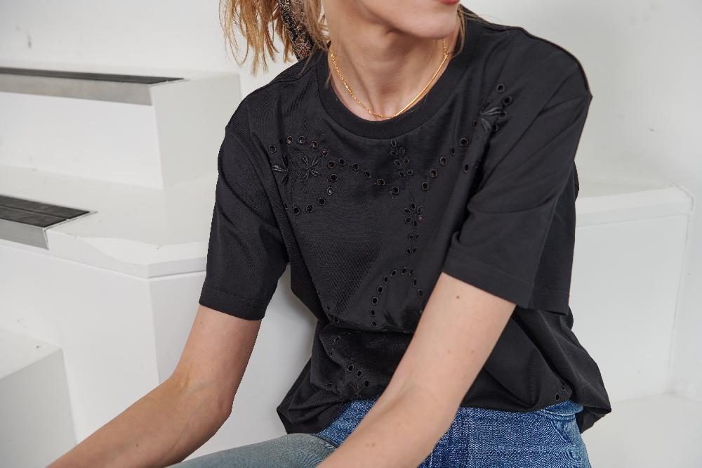 Sarah De Saint Hubert DAISY EMBROIDERED T-SHIRT - Black