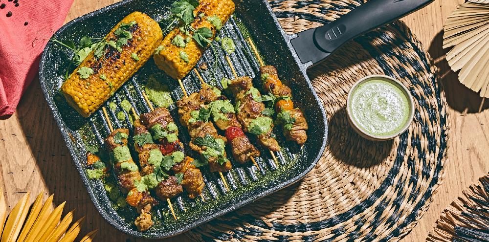 sitram Brochette de porc noir grillé maïs grillé et sauce Aji verde