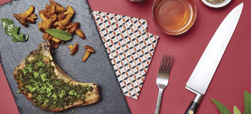 sitram Côte épaisse de porc de noir Gascon à la sauge et aux girolles