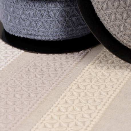 stephanoise S4235 - TULLE BRODE ENTRE DEUX FLEURS ROSACE ASSORTI 4234