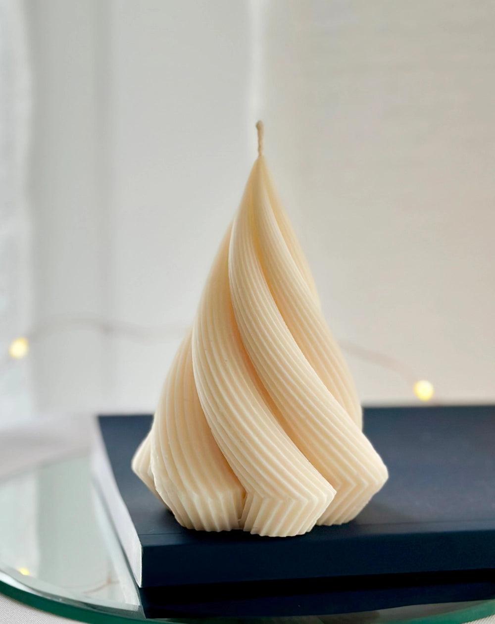 Teo Cabanel BOUGIE DÉCORATIVE - LE SAPIN Boisée & Épineuse