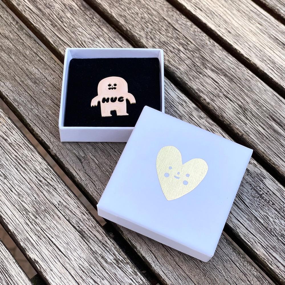 Titlee Pin's Hug X Suzy Ultman