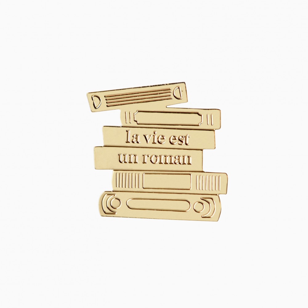 titlee Pin's La Vie est un Roman x Maison E