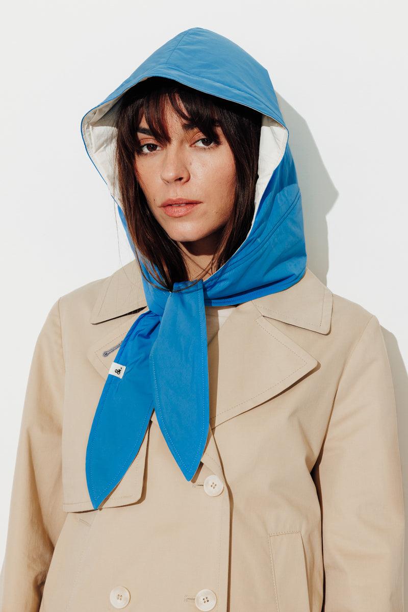 Trench & Coat France Capuche réversible esprit foulard bleu Printemps-Été 2025