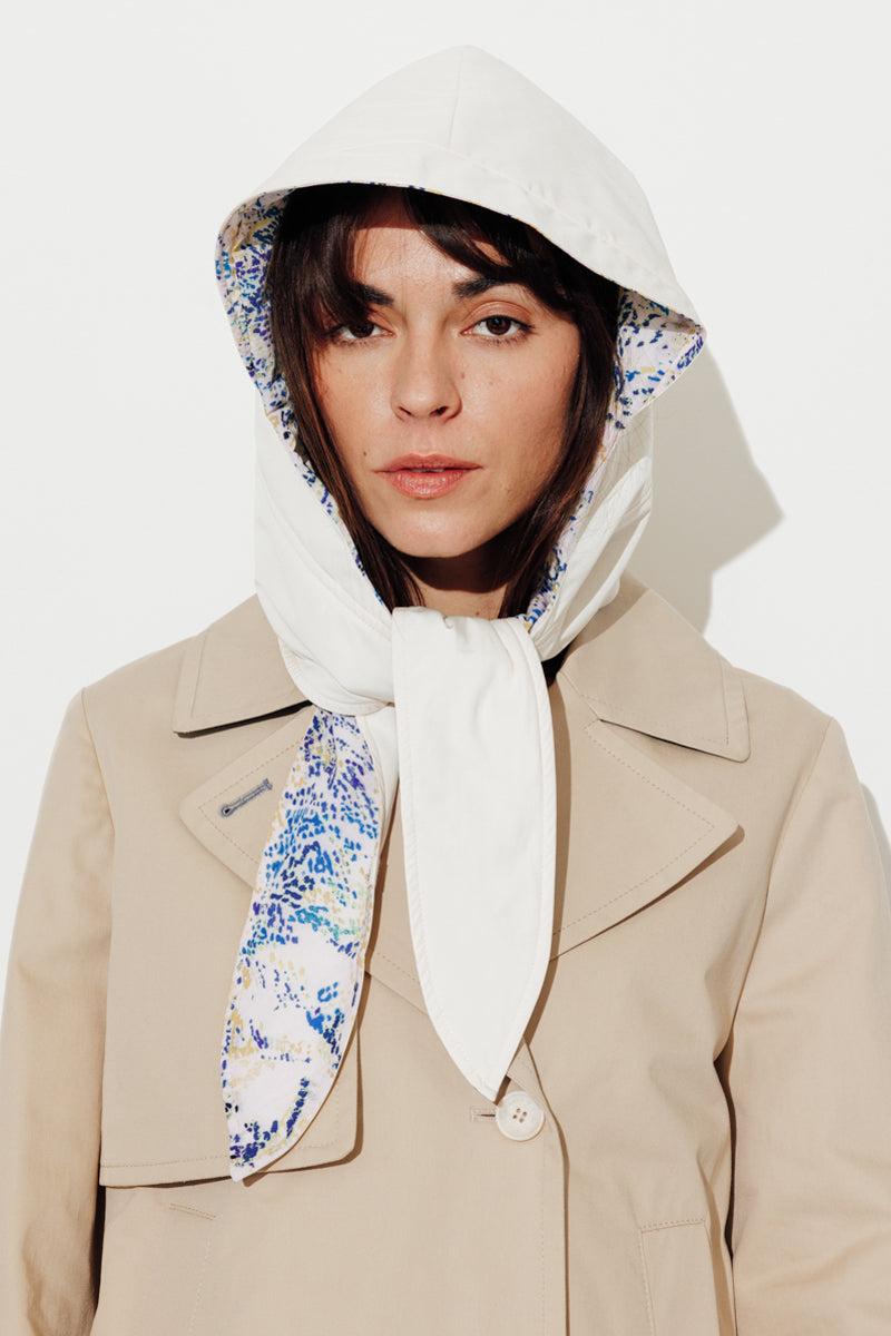Trench & Coat France Capuche réversible imprimé esprit foulard crème Printemps-Été 2025