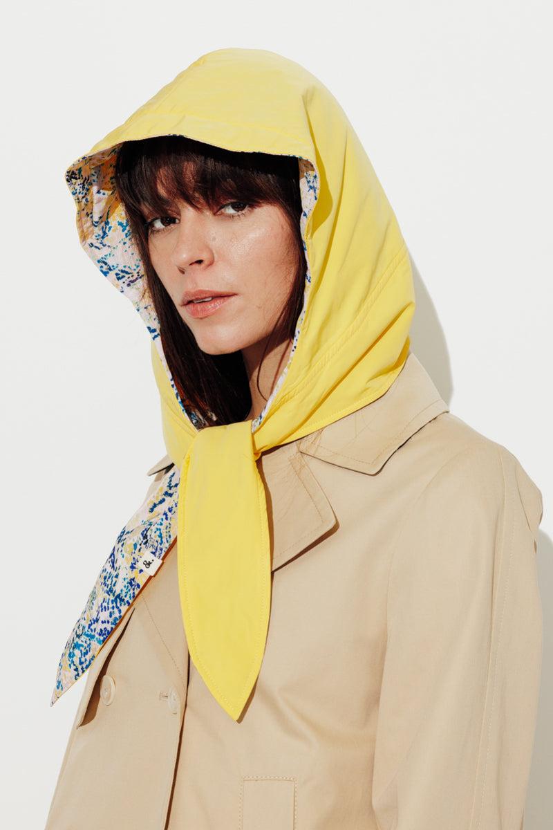 Trench & Coat France Capuche réversible imprimé esprit foulard jaune Printemps-Été 2025