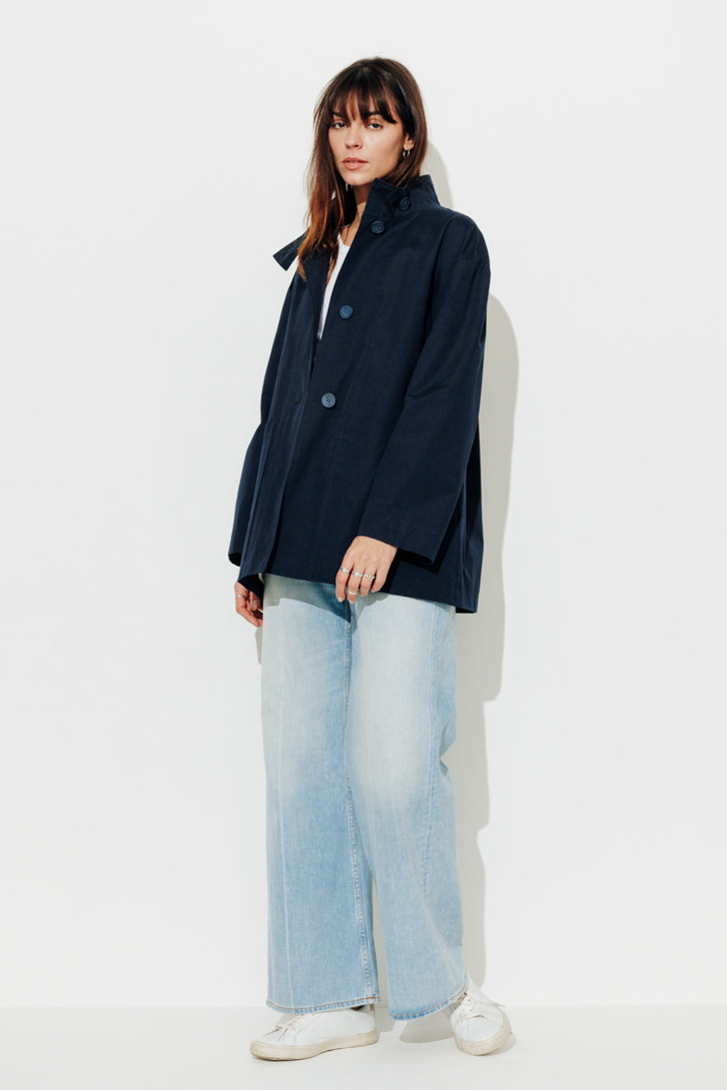 Trench & Coat France Imper court en gabardine de coton bleu marine Printemps-Été 2025