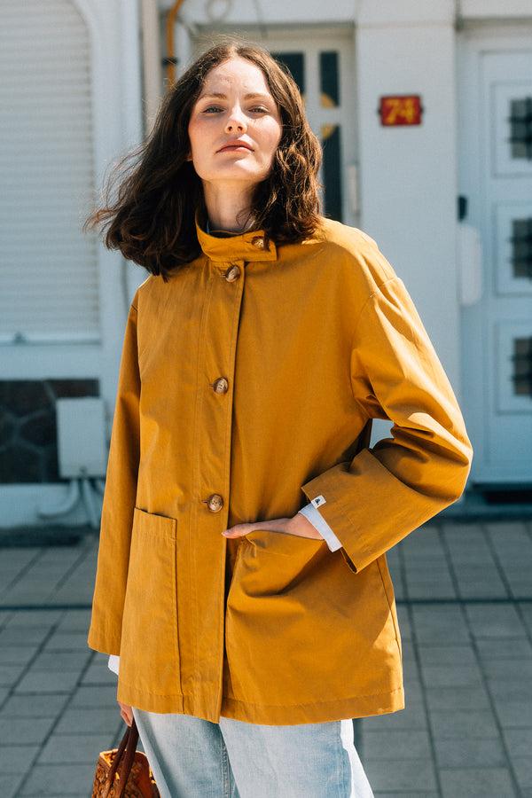 Trench & Coat France Imper court en gabardine de coton moutarde Printemps-Été 2025