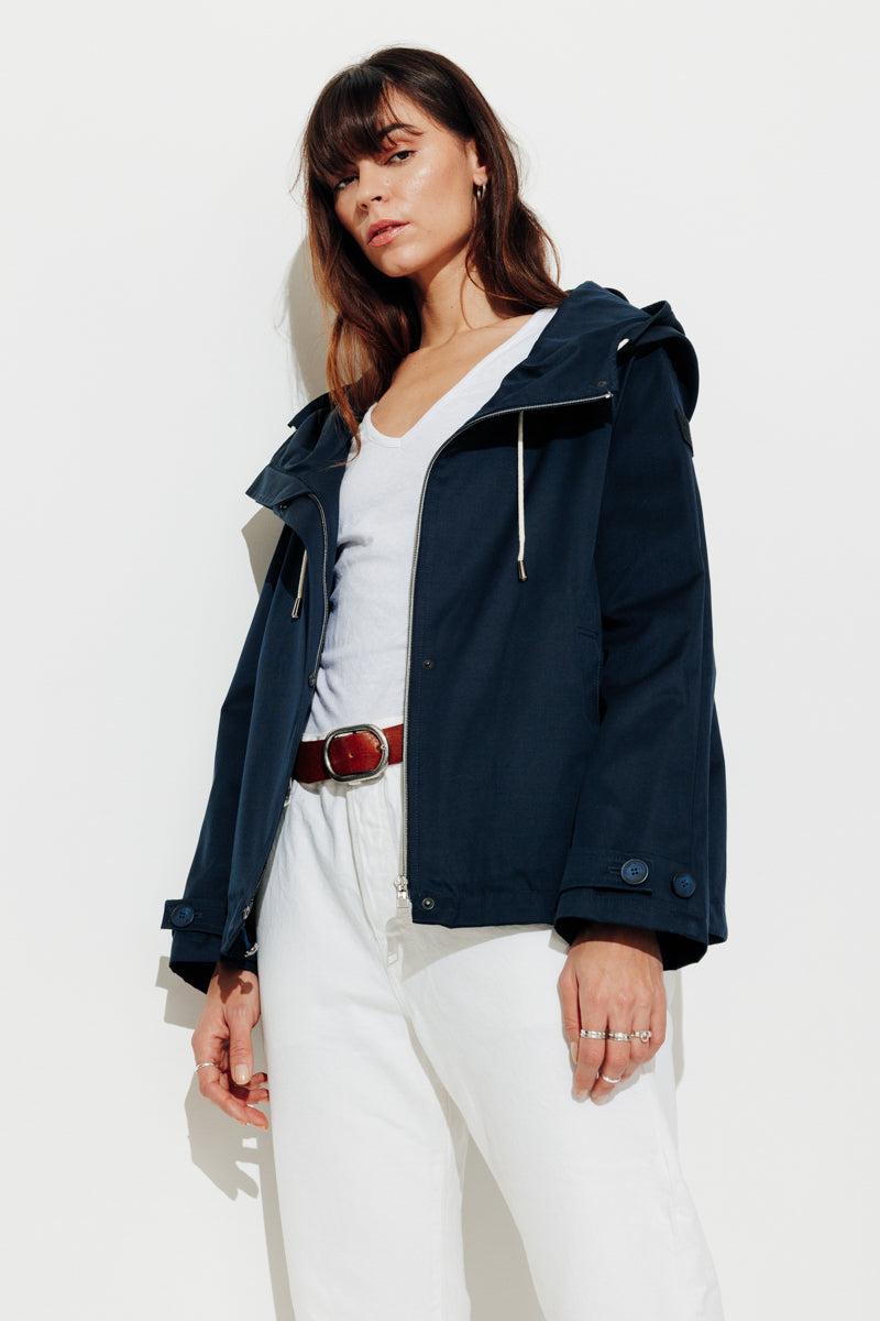 Trench & Coat France Parka Courte En Tissu Déperlant Bleu Marine Printemps-Été 2025