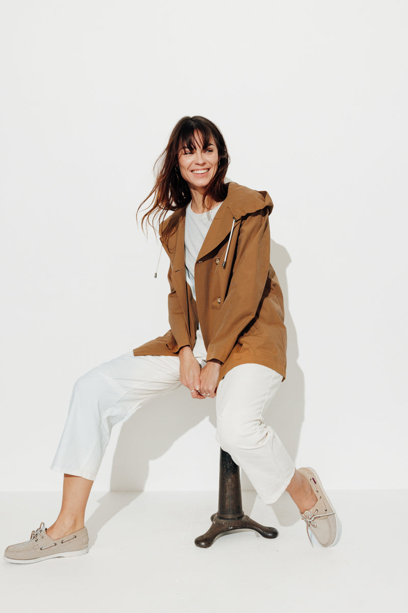 Trench & Coat France Parka Courte Féminine à Capuche Camel Printemps-Été 2025