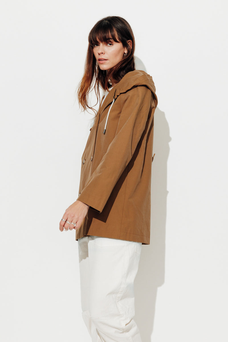 Trench & Coat France Parka Courte Féminine à Capuche Camel Printemps-Été 2025